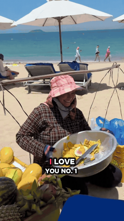 Ch&acirc;n dung b&agrave; b&aacute;n tr&aacute;i c&acirc;y v&agrave; ch&agrave;ng ti&ecirc;n c&aacute; khiến kh&aacute;ch T&acirc;y xếp h&agrave;ng d&agrave;i chờ gặp- Ảnh 4.