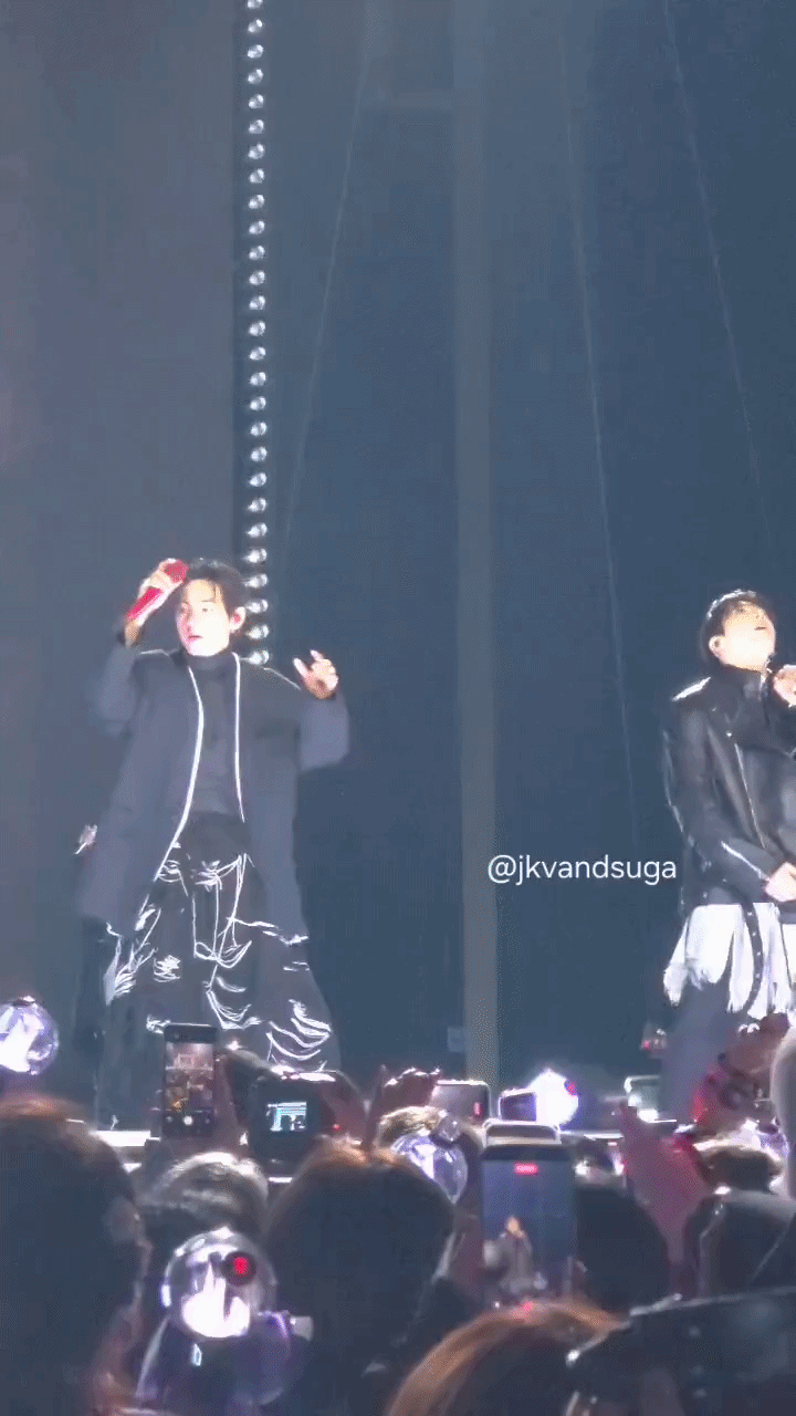 Zoom cận visual Jung Kook - V ở concert Gwanghwamun: Nhan sắc kh&ocirc;ng vết gợn xước, đ&uacute;ng l&agrave; &ldquo;mỹ nam đẹp nhất thế giới&rdquo;!- Ảnh 8.