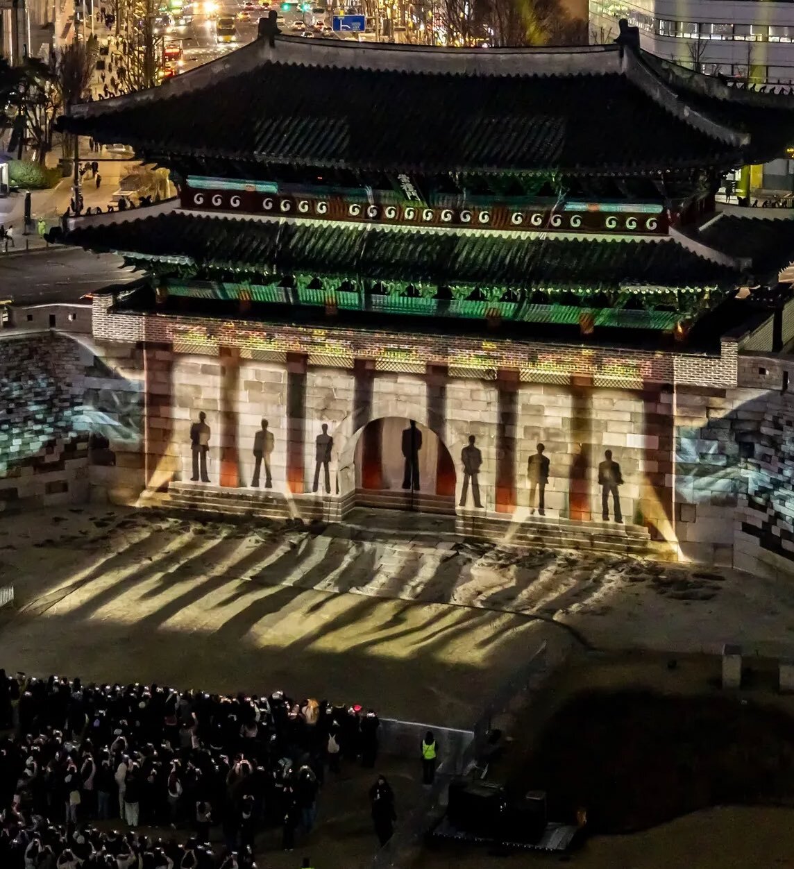 Trước giờ G concert miễn phí của BTS: Thủ tướng Hàn Quốc đích thân thị sát, hàng chục nghìn fan đổ bộ- Ảnh 6. Trước giờ G concert miễn phí của BTS: Thủ tướng Hàn Quốc đích thân thị sát, hàng chục nghìn fan đổ bộ- Ảnh 6.