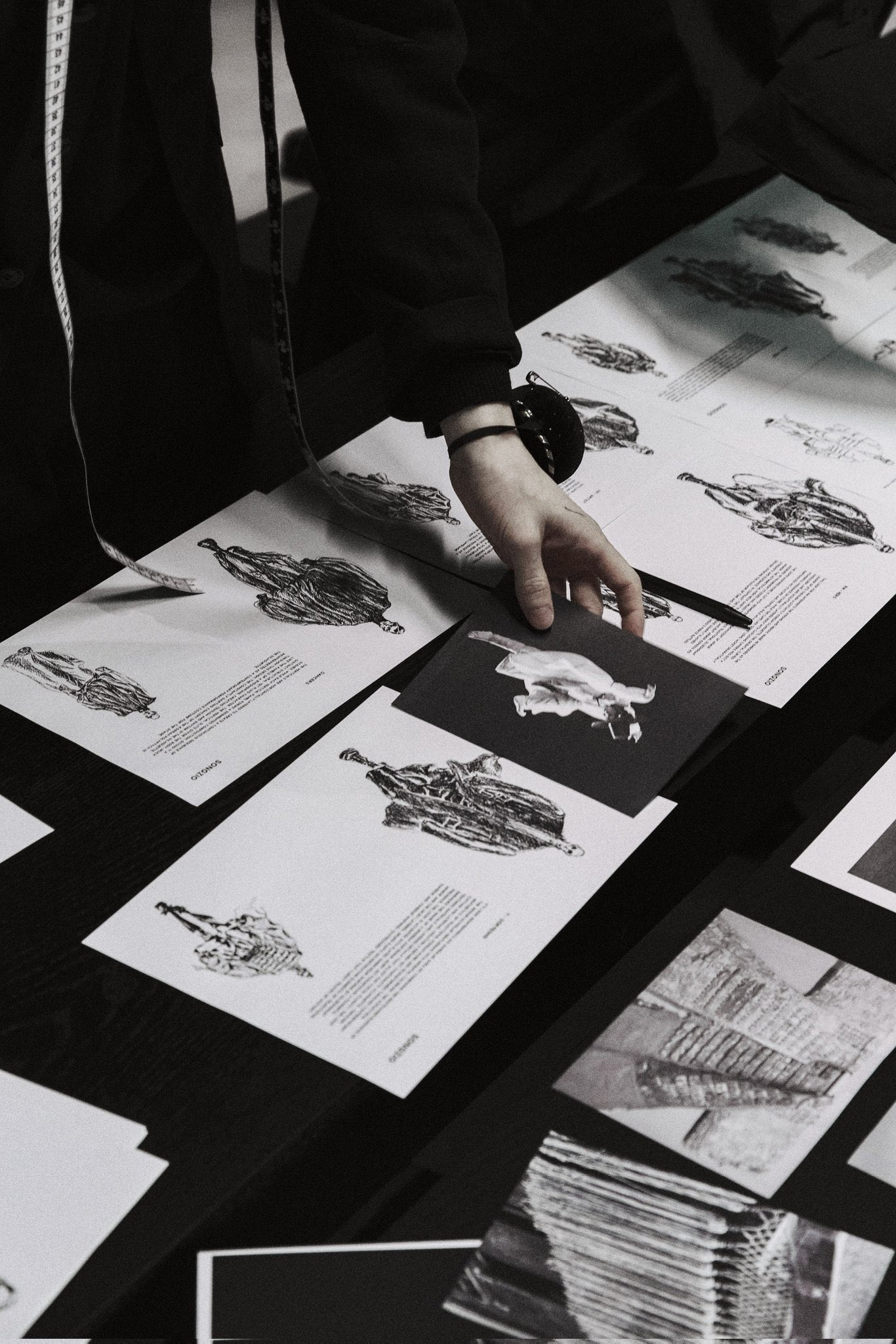 "Nh&agrave; vua" trở lại: BTS đ&atilde;i cả thế giới 7 diện mạo cực phẩm v&agrave; thời trang vừa avant-garde, vừa đậm bản sắc quốc gia- Ảnh 6.