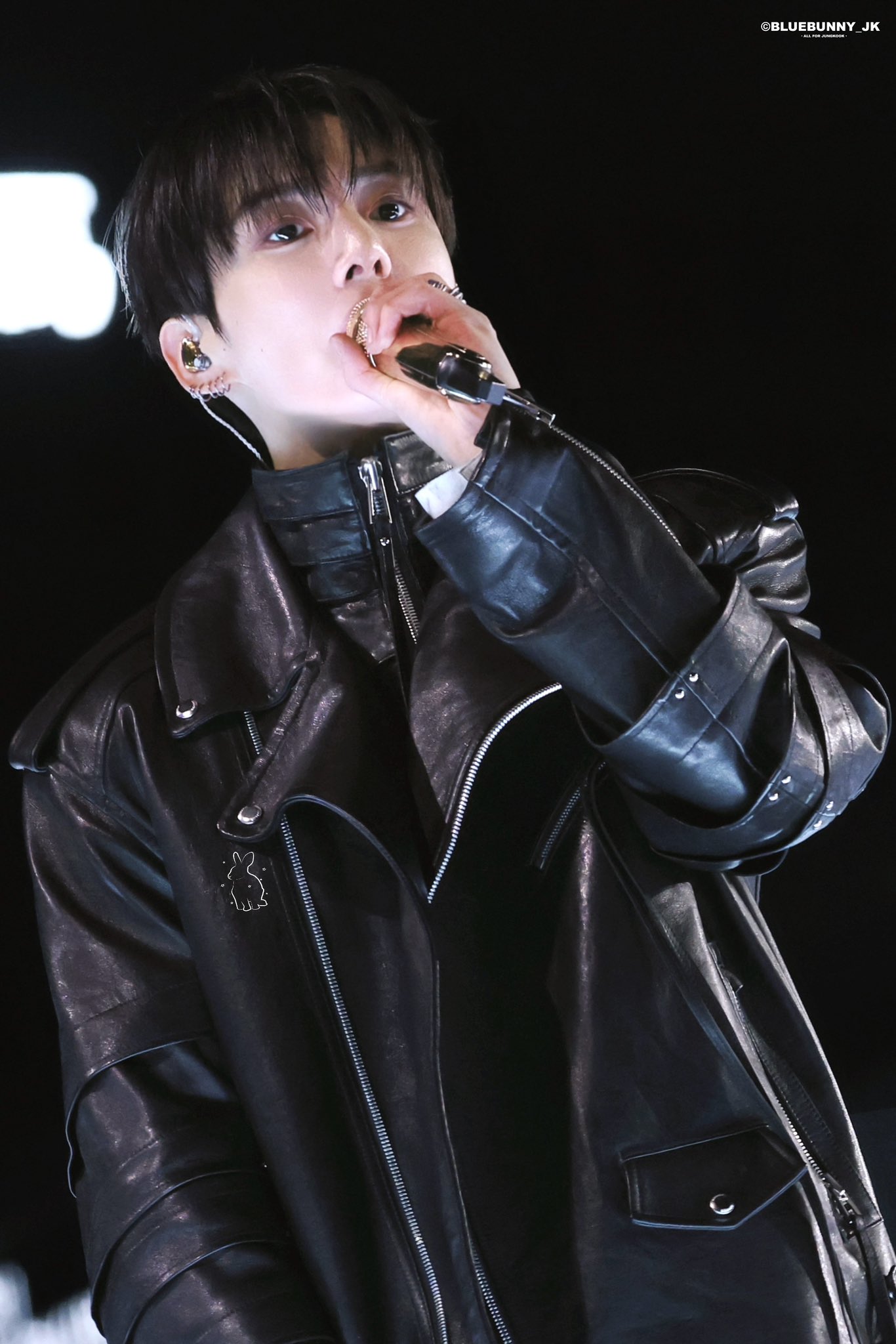 "Nh&agrave; vua" trở lại: BTS đ&atilde;i cả thế giới 7 diện mạo cực phẩm v&agrave; thời trang vừa avant-garde, vừa đậm bản sắc quốc gia- Ảnh 25.