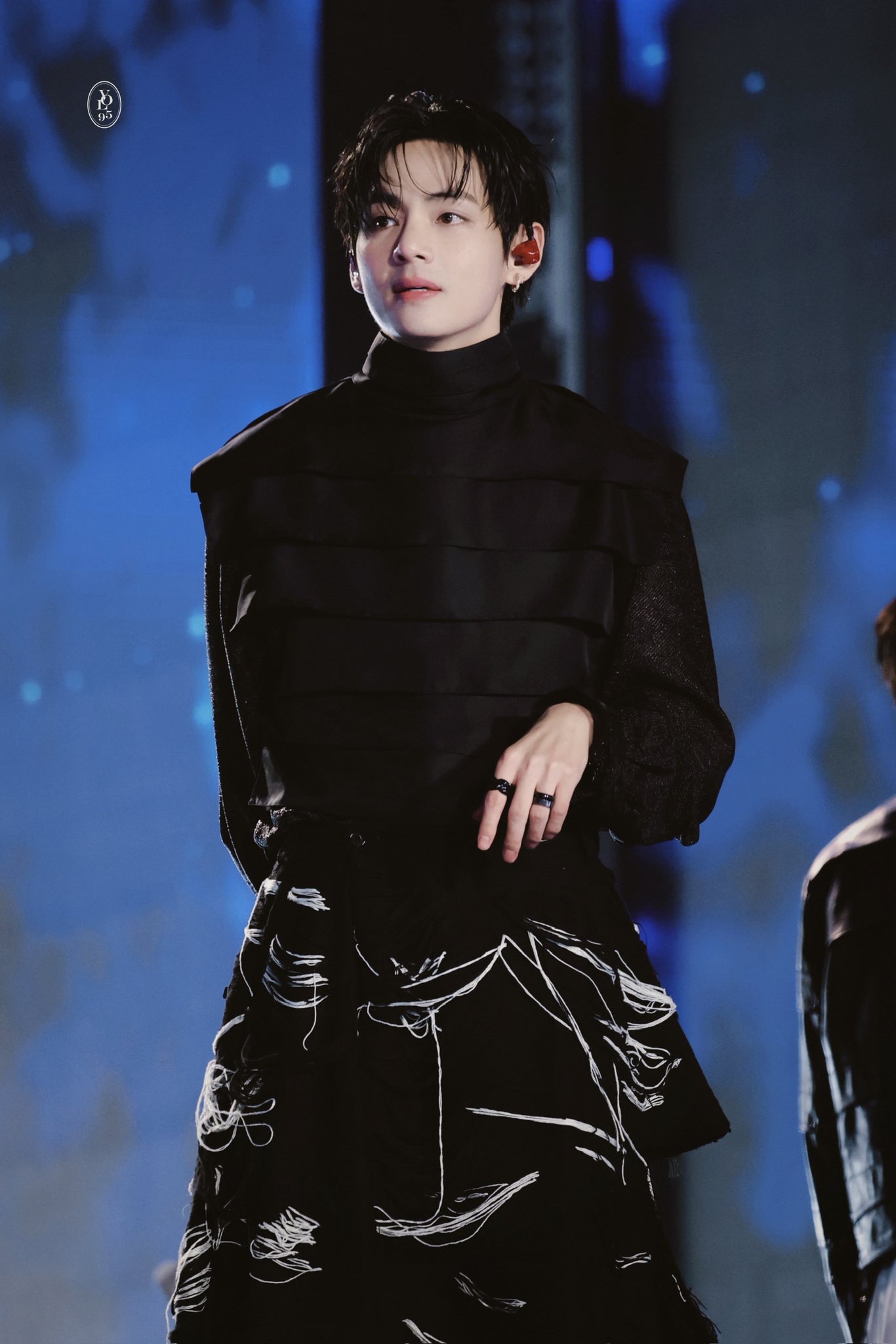 "Nh&agrave; vua" trở lại: BTS đ&atilde;i cả thế giới 7 diện mạo cực phẩm v&agrave; thời trang vừa avant-garde, vừa đậm bản sắc quốc gia- Ảnh 21.