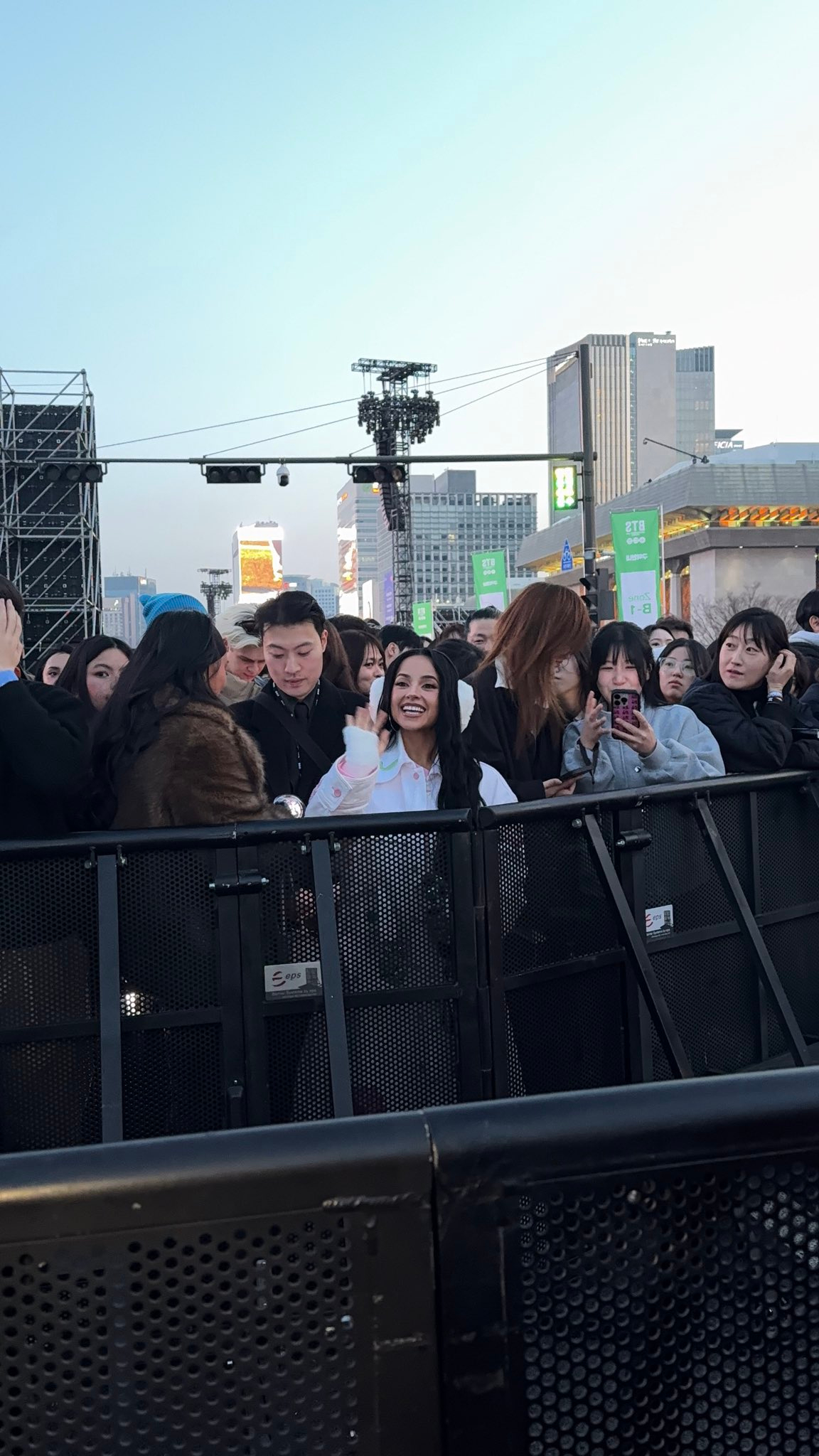 Nữ ca sĩ vượt nửa v&ograve;ng tr&aacute;i đất, s&aacute;ng trưng giữa 260.000 người dự concert của BTS- Ảnh 1.