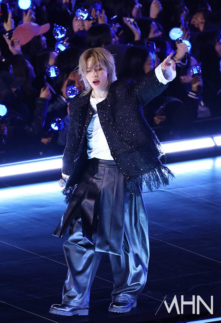 "Nh&agrave; vua" trở lại: BTS đ&atilde;i cả thế giới 7 diện mạo cực phẩm v&agrave; thời trang vừa avant-garde, vừa đậm bản sắc quốc gia- Ảnh 18.