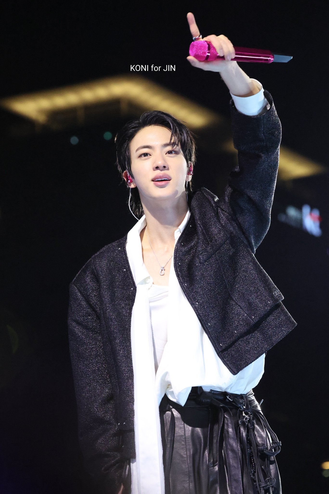 "Nh&agrave; vua" trở lại: BTS đ&atilde;i cả thế giới 7 diện mạo cực phẩm v&agrave; thời trang vừa avant-garde, vừa đậm bản sắc quốc gia- Ảnh 12.