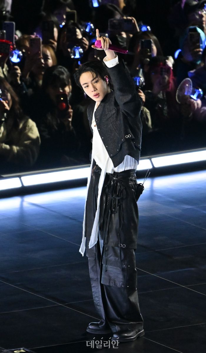 "Nh&agrave; vua" trở lại: BTS đ&atilde;i cả thế giới 7 diện mạo cực phẩm v&agrave; thời trang vừa avant-garde, vừa đậm bản sắc quốc gia- Ảnh 11.