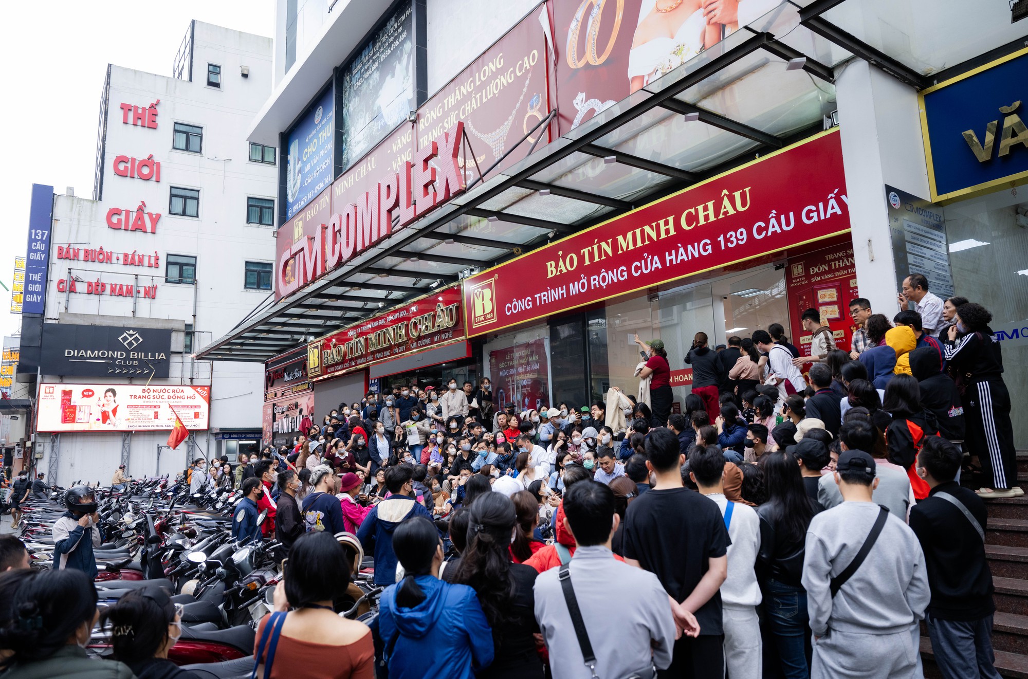 Gi&aacute; v&agrave;ng giảm mạnh, người H&agrave; Nội chen ch&uacute;c từ rạng s&aacute;ng &ldquo;bắt đ&aacute;y&rdquo;: "Giảm s&acirc;u thế n&agrave;y n&ecirc;n tranh thủ mua một &iacute;t"- Ảnh 1.