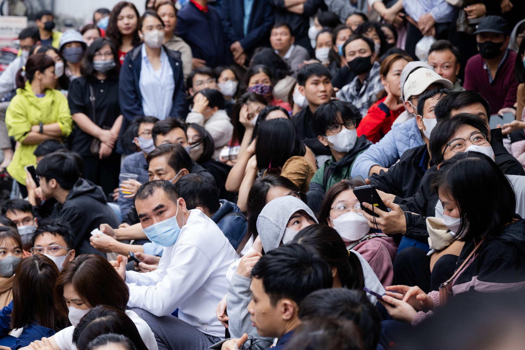 Gi&aacute; v&agrave;ng giảm mạnh, người H&agrave; Nội chen ch&uacute;c từ rạng s&aacute;ng &ldquo;bắt đ&aacute;y&rdquo;: "Giảm s&acirc;u thế n&agrave;y n&ecirc;n tranh thủ mua một &iacute;t"- Ảnh 10.