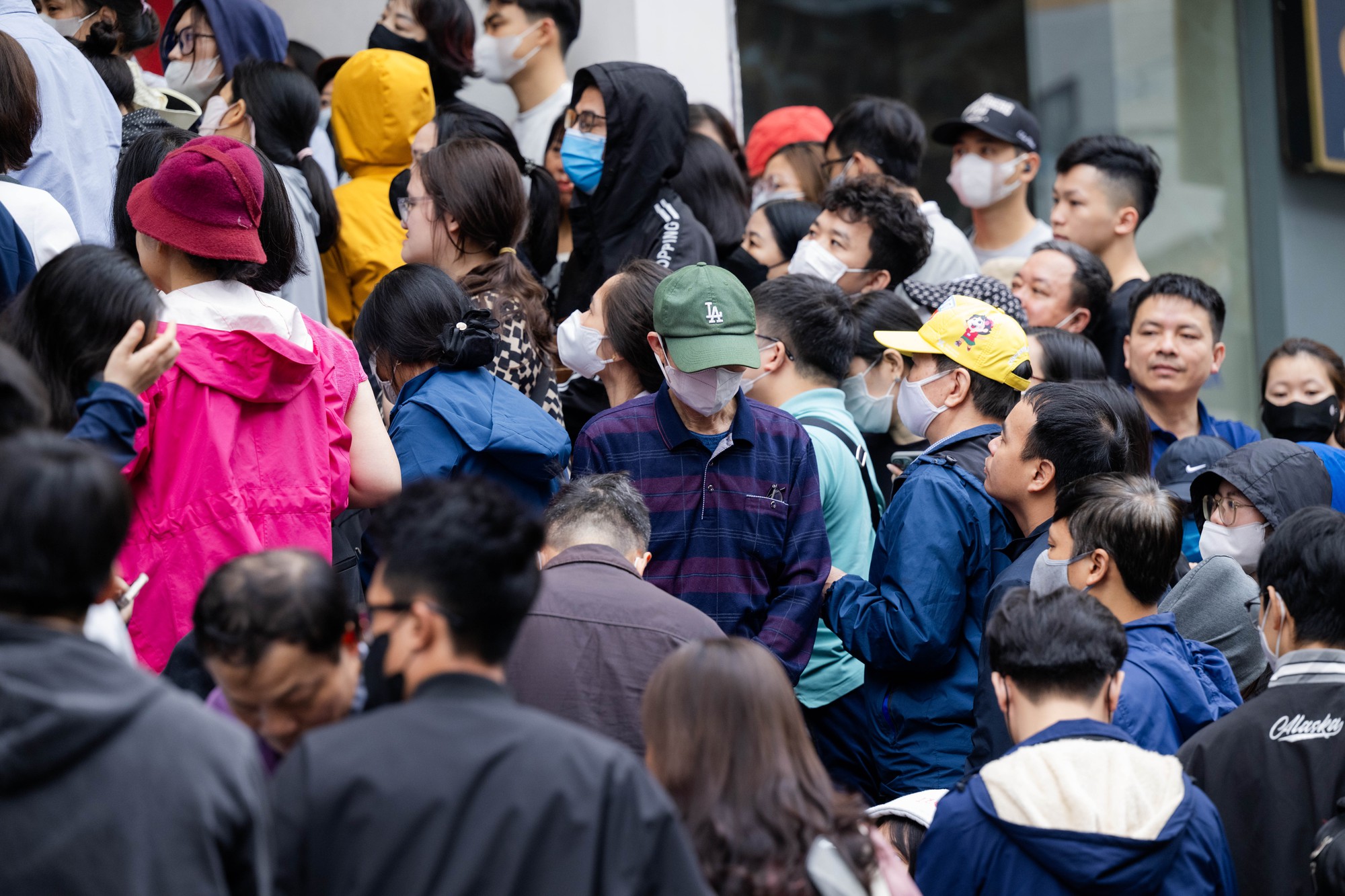 Gi&aacute; v&agrave;ng giảm mạnh, người H&agrave; Nội chen ch&uacute;c từ rạng s&aacute;ng &ldquo;bắt đ&aacute;y&rdquo;: "Giảm s&acirc;u thế n&agrave;y n&ecirc;n tranh thủ mua một &iacute;t"- Ảnh 11.