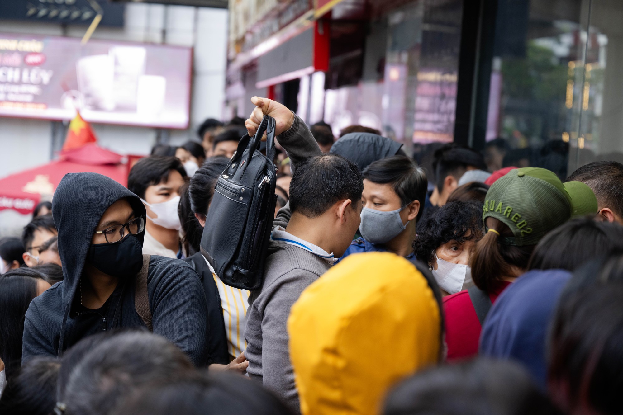 Gi&aacute; v&agrave;ng giảm mạnh, người H&agrave; Nội chen ch&uacute;c từ rạng s&aacute;ng &ldquo;bắt đ&aacute;y&rdquo;: "Giảm s&acirc;u thế n&agrave;y n&ecirc;n tranh thủ mua một &iacute;t"- Ảnh 12.