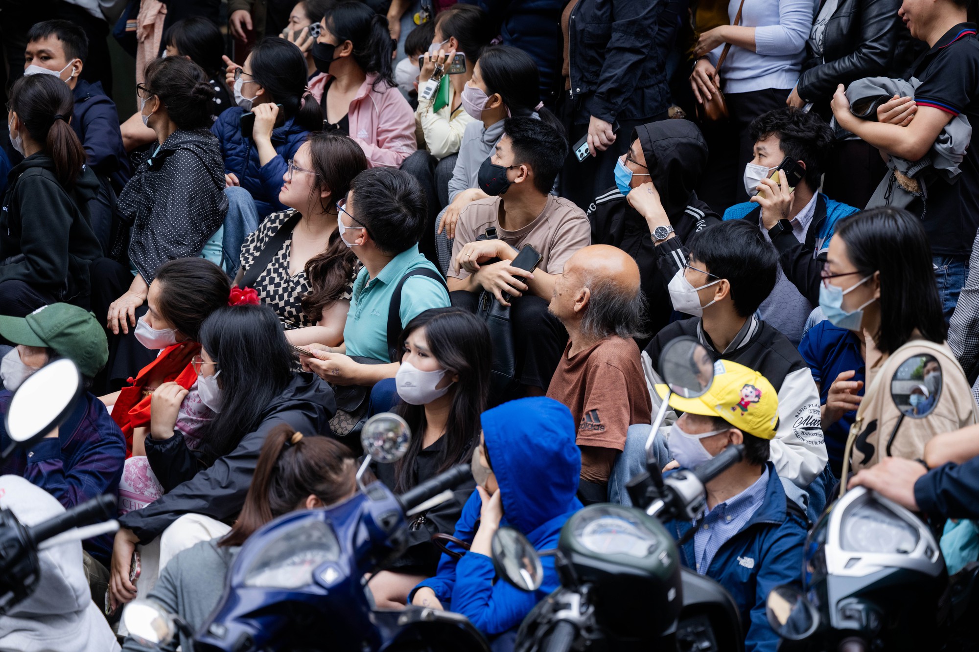Gi&aacute; v&agrave;ng giảm mạnh, người H&agrave; Nội chen ch&uacute;c từ rạng s&aacute;ng &ldquo;bắt đ&aacute;y&rdquo;: "Giảm s&acirc;u thế n&agrave;y n&ecirc;n tranh thủ mua một &iacute;t"- Ảnh 13.