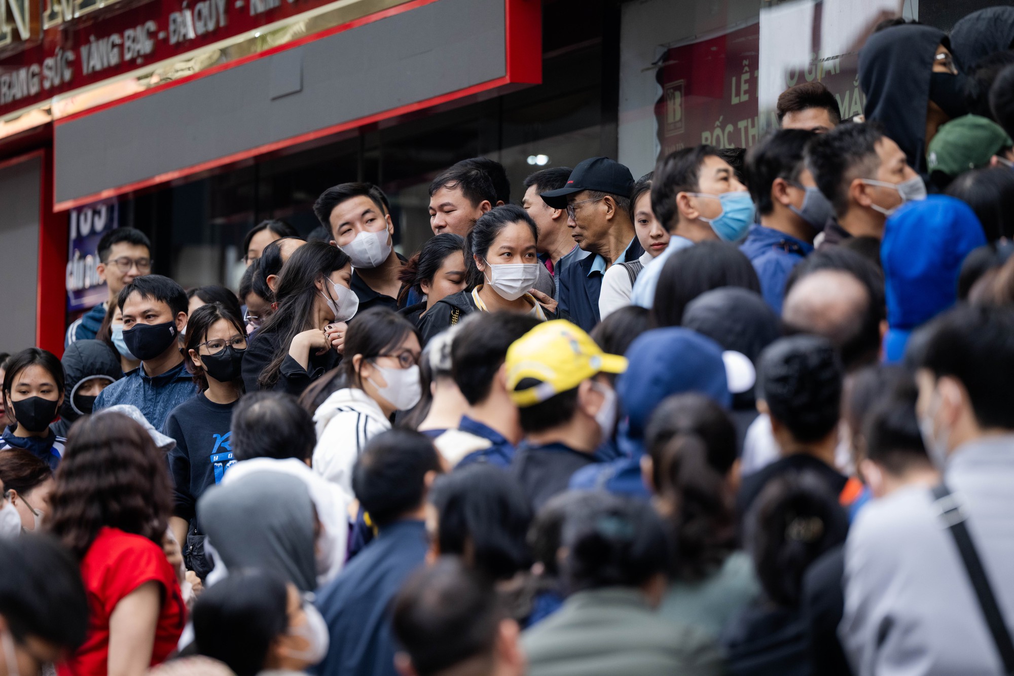 Gi&aacute; v&agrave;ng giảm mạnh, người H&agrave; Nội chen ch&uacute;c từ rạng s&aacute;ng &ldquo;bắt đ&aacute;y&rdquo;: "Giảm s&acirc;u thế n&agrave;y n&ecirc;n tranh thủ mua một &iacute;t"- Ảnh 15.