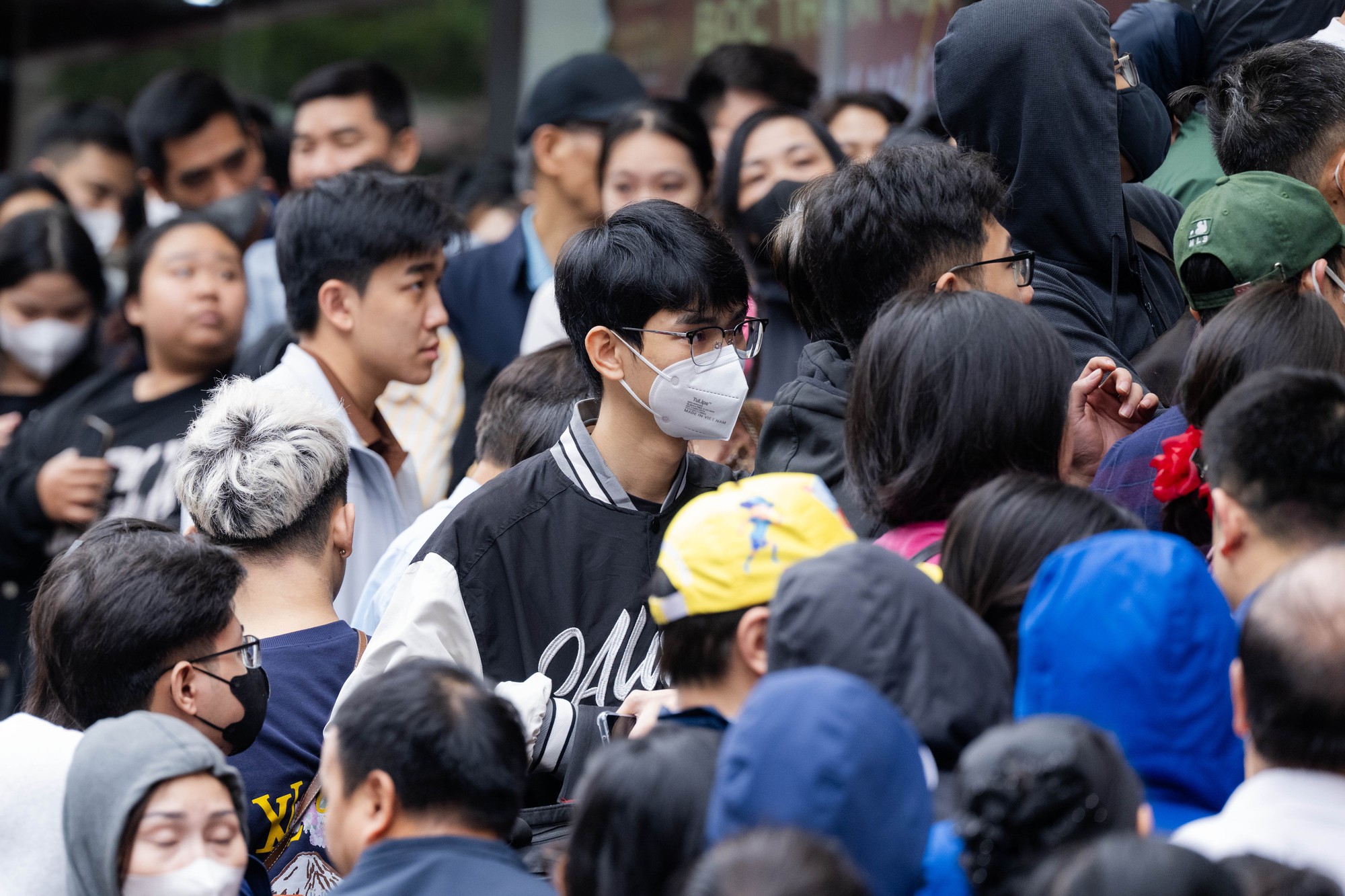 Gi&aacute; v&agrave;ng giảm mạnh, người H&agrave; Nội chen ch&uacute;c từ rạng s&aacute;ng &ldquo;bắt đ&aacute;y&rdquo;: "Giảm s&acirc;u thế n&agrave;y n&ecirc;n tranh thủ mua một &iacute;t"- Ảnh 3.