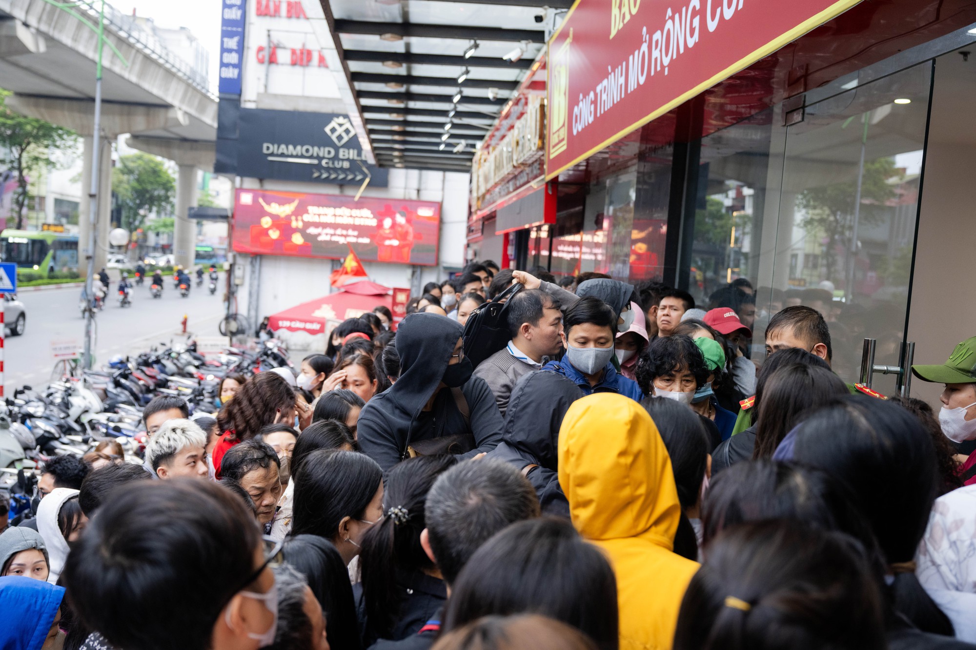 Gi&aacute; v&agrave;ng giảm mạnh, người H&agrave; Nội chen ch&uacute;c từ rạng s&aacute;ng &ldquo;bắt đ&aacute;y&rdquo;: "Giảm s&acirc;u thế n&agrave;y n&ecirc;n tranh thủ mua một &iacute;t"- Ảnh 14.
