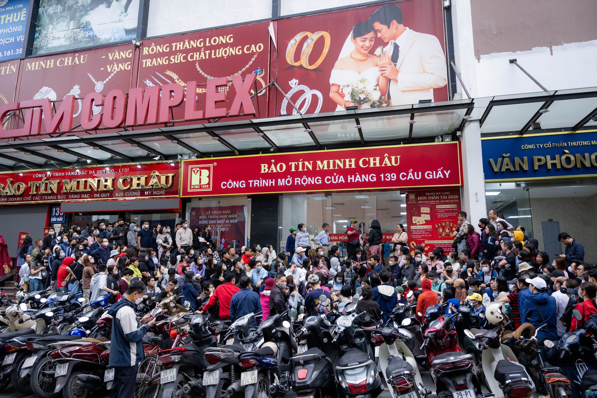 Gi&aacute; v&agrave;ng giảm mạnh, người H&agrave; Nội chen ch&uacute;c từ rạng s&aacute;ng &ldquo;bắt đ&aacute;y&rdquo;: "Giảm s&acirc;u thế n&agrave;y n&ecirc;n tranh thủ mua một &iacute;t"- Ảnh 2.