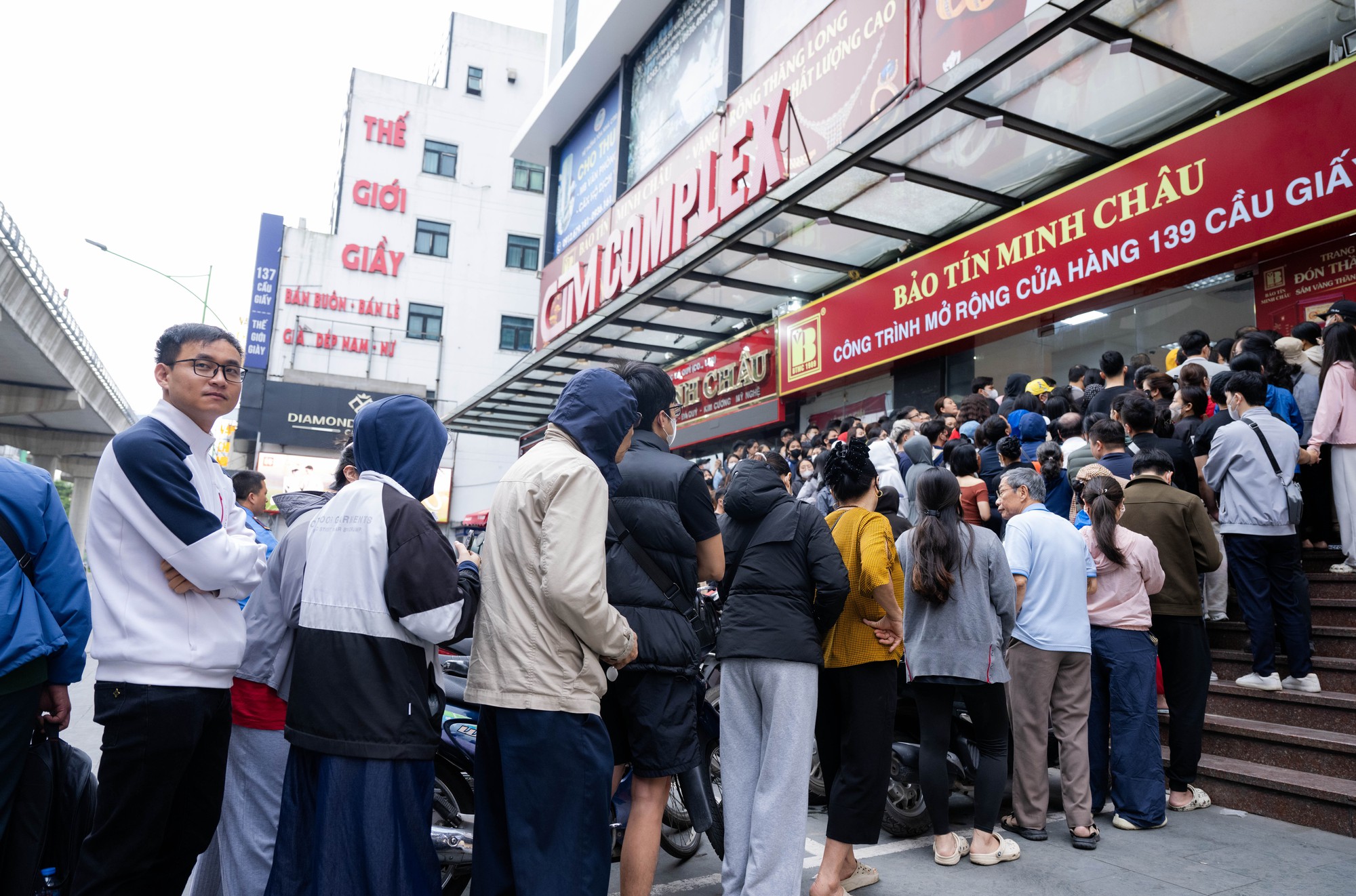 Gi&aacute; v&agrave;ng giảm mạnh, người H&agrave; Nội chen ch&uacute;c từ rạng s&aacute;ng &ldquo;bắt đ&aacute;y&rdquo;: "Giảm s&acirc;u thế n&agrave;y n&ecirc;n tranh thủ mua một &iacute;t"- Ảnh 4.