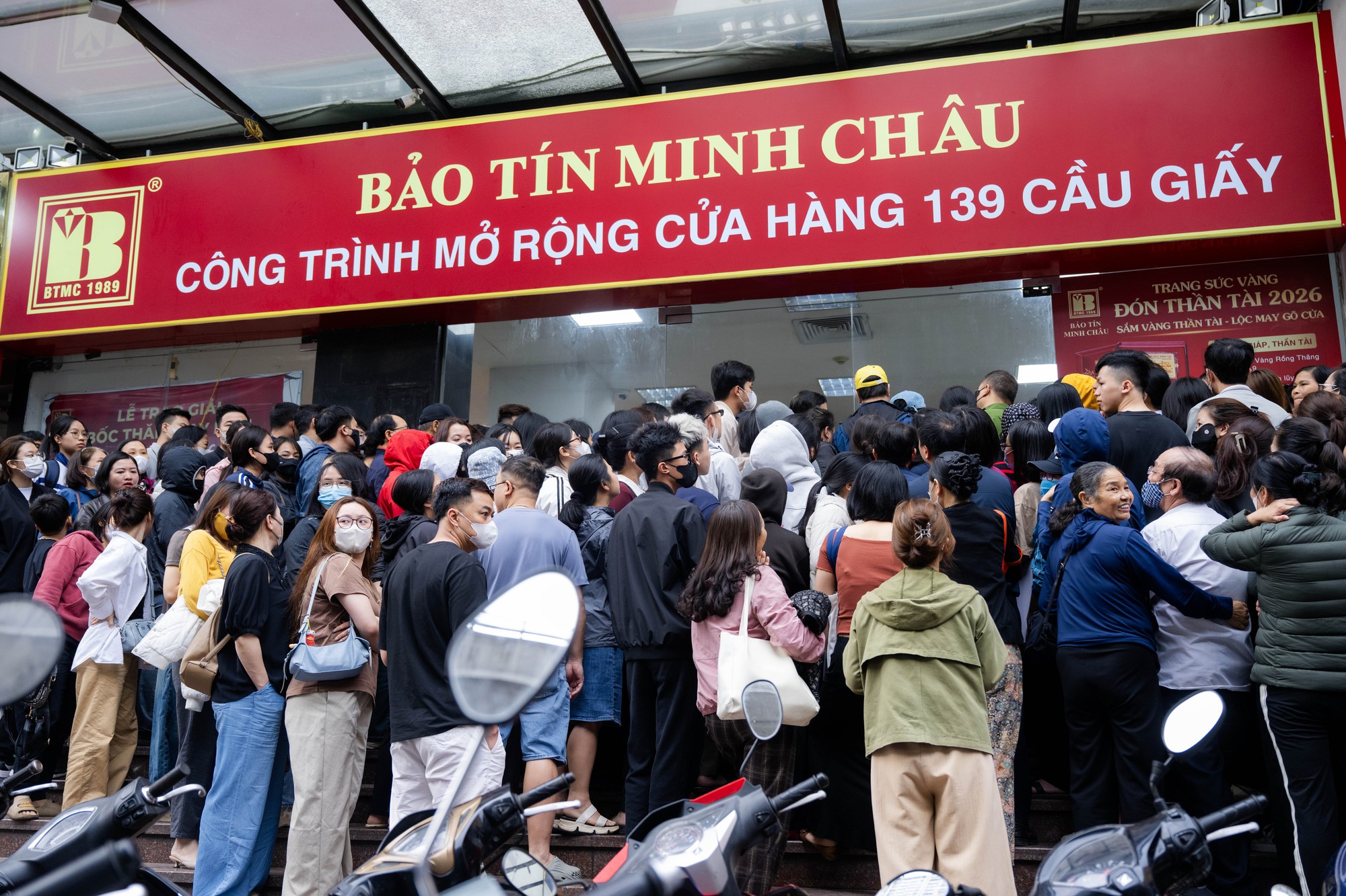 Gi&aacute; v&agrave;ng giảm mạnh, người H&agrave; Nội chen ch&uacute;c từ rạng s&aacute;ng &ldquo;bắt đ&aacute;y&rdquo;: "Giảm s&acirc;u thế n&agrave;y n&ecirc;n tranh thủ mua một &iacute;t"- Ảnh 5.