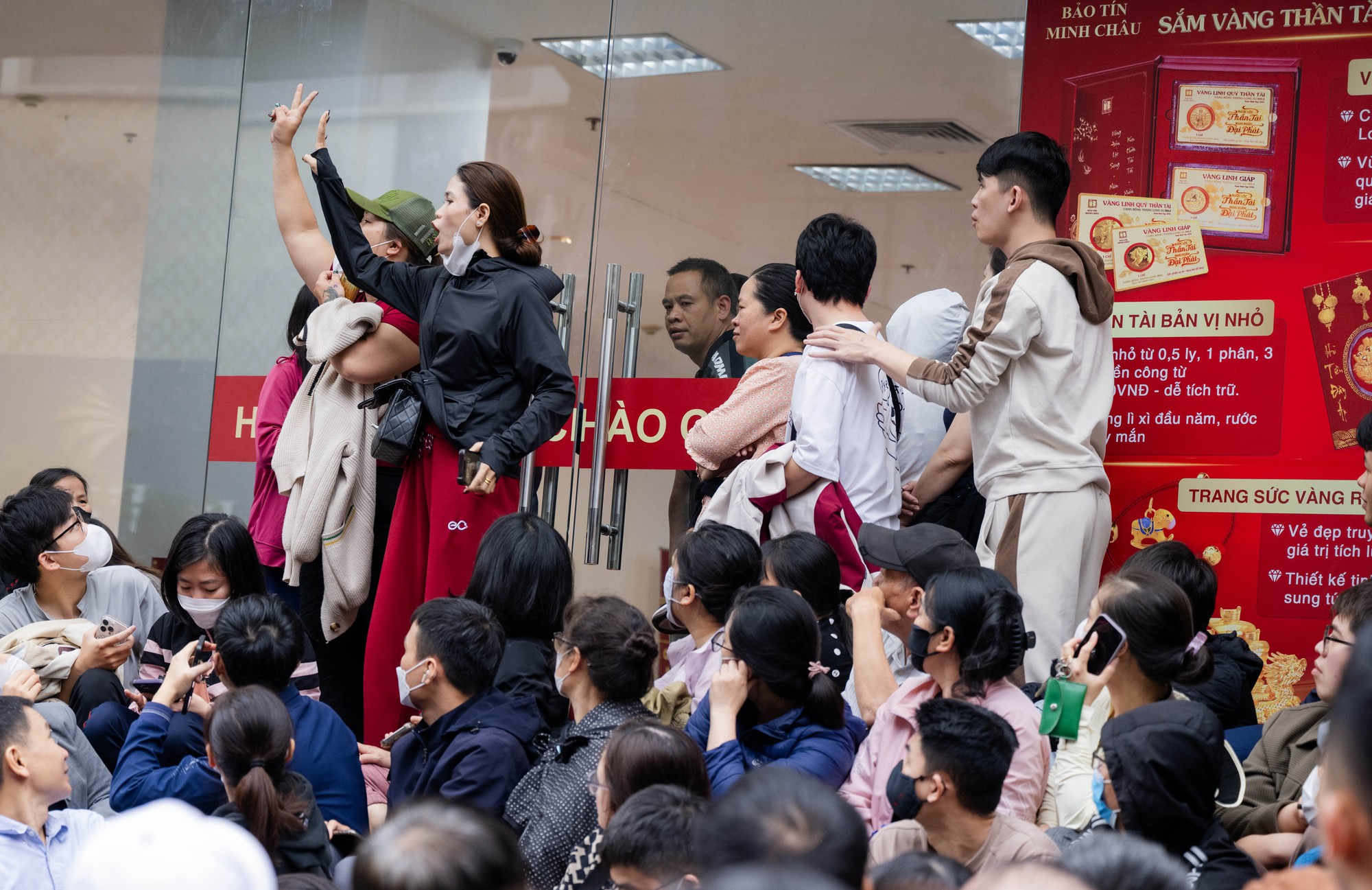 Gi&aacute; v&agrave;ng giảm mạnh, người H&agrave; Nội chen ch&uacute;c từ rạng s&aacute;ng &ldquo;bắt đ&aacute;y&rdquo;: "Giảm s&acirc;u thế n&agrave;y n&ecirc;n tranh thủ mua một &iacute;t"- Ảnh 7.