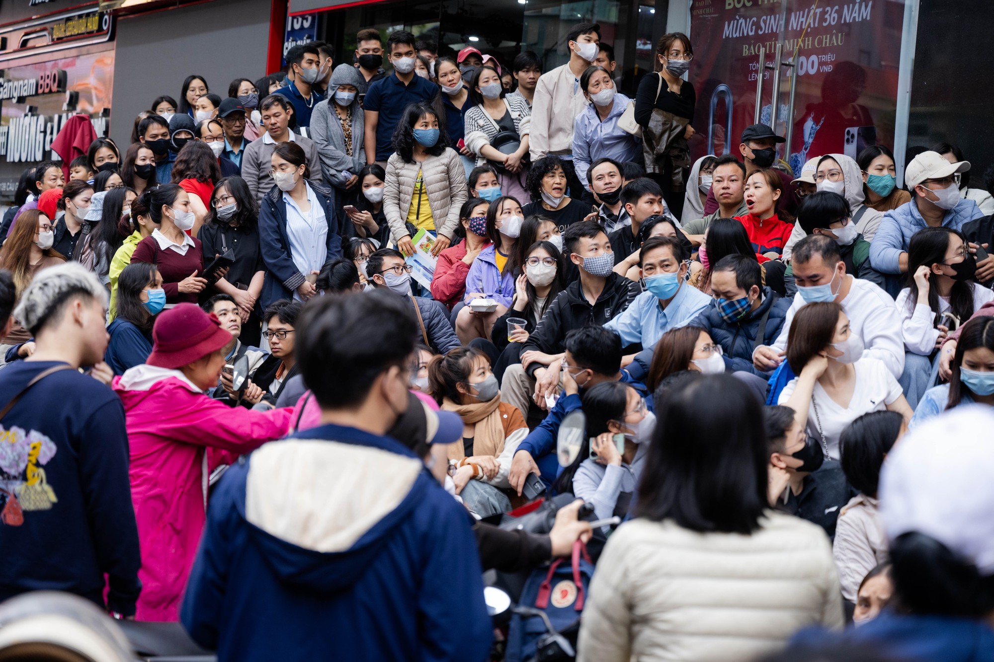 Gi&aacute; v&agrave;ng giảm mạnh, người H&agrave; Nội chen ch&uacute;c từ rạng s&aacute;ng &ldquo;bắt đ&aacute;y&rdquo;: "Giảm s&acirc;u thế n&agrave;y n&ecirc;n tranh thủ mua một &iacute;t"- Ảnh 8.