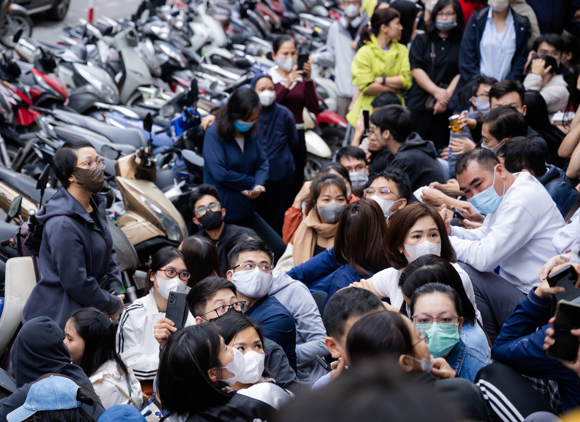 Gi&aacute; v&agrave;ng giảm mạnh, người H&agrave; Nội chen ch&uacute;c từ rạng s&aacute;ng &ldquo;bắt đ&aacute;y&rdquo;: "Giảm s&acirc;u thế n&agrave;y n&ecirc;n tranh thủ mua một &iacute;t"- Ảnh 9.