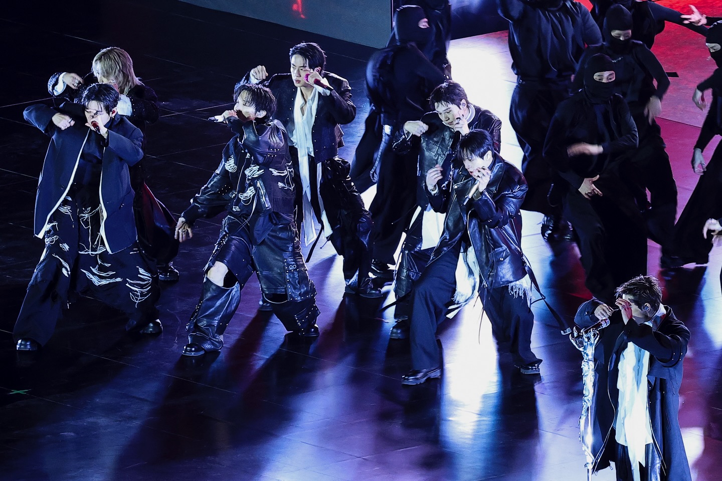 "Nh&agrave; vua" trở lại: BTS đ&atilde;i cả thế giới 7 diện mạo cực phẩm v&agrave; thời trang vừa avant-garde, vừa đậm bản sắc quốc gia- Ảnh 5.