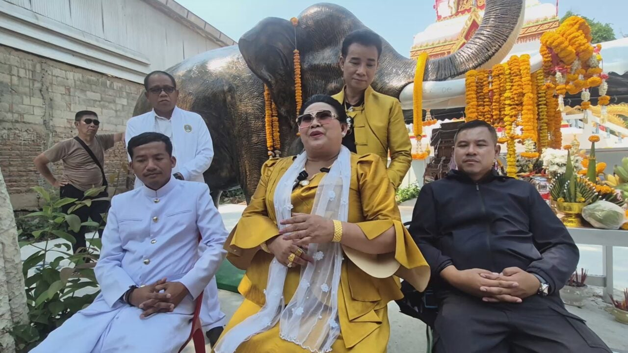 Hỗn loạn cảnh 2 ca sĩ d&ugrave;ng cần cẩu rải tiền cho 500 người sau khi tr&uacute;ng số độc đắc- Ảnh 1.