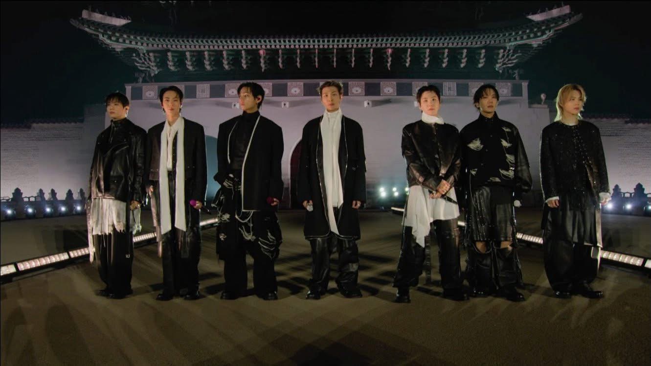 Zoom cận visual Jung Kook - V ở concert Gwanghwamun: Nhan sắc kh&ocirc;ng vết gợn xước, đ&uacute;ng l&agrave; &ldquo;mỹ nam đẹp nhất thế giới&rdquo;!- Ảnh 1.