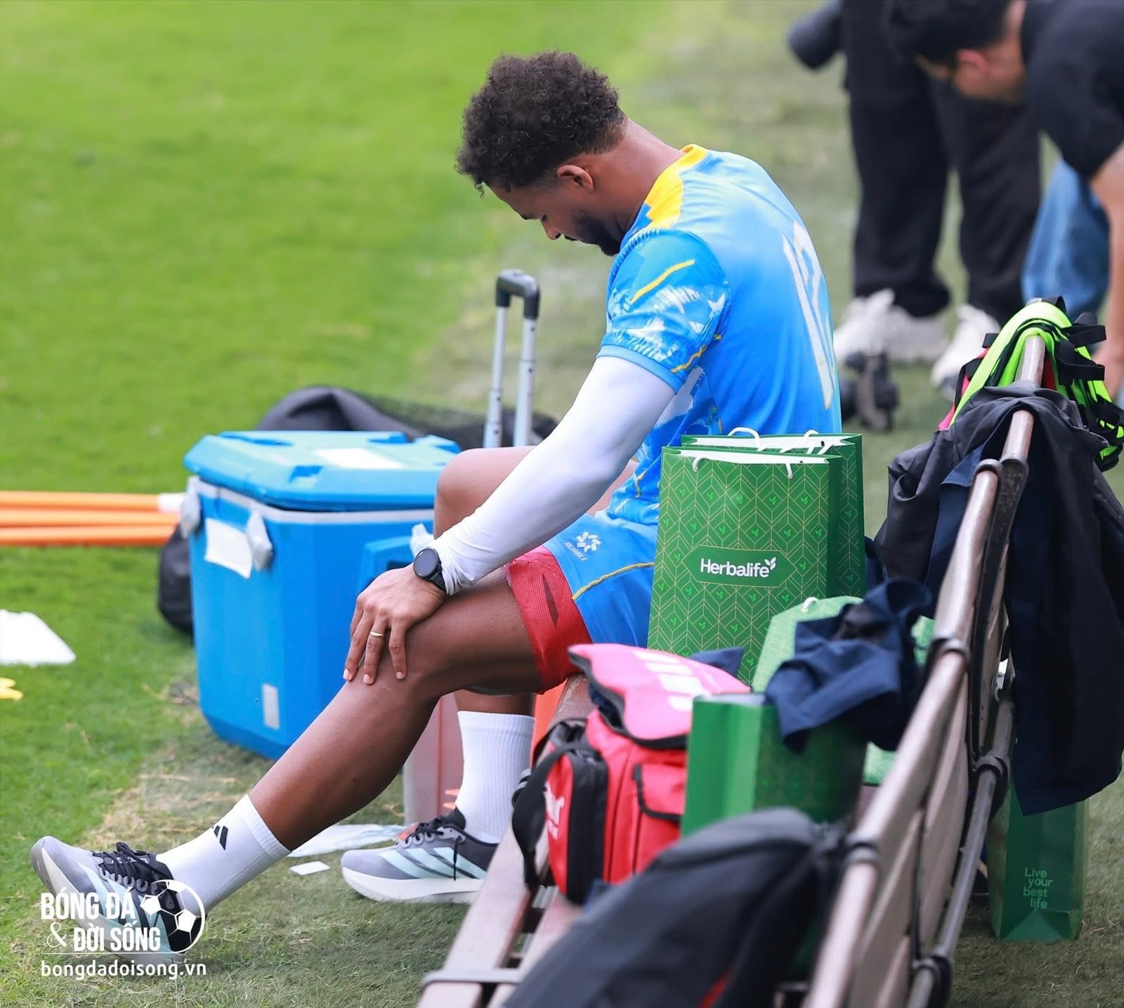 Xu&acirc;n Son chấn thương ngay buổi tập đầu ti&ecirc;n của ĐT Việt Nam- Ảnh 1.