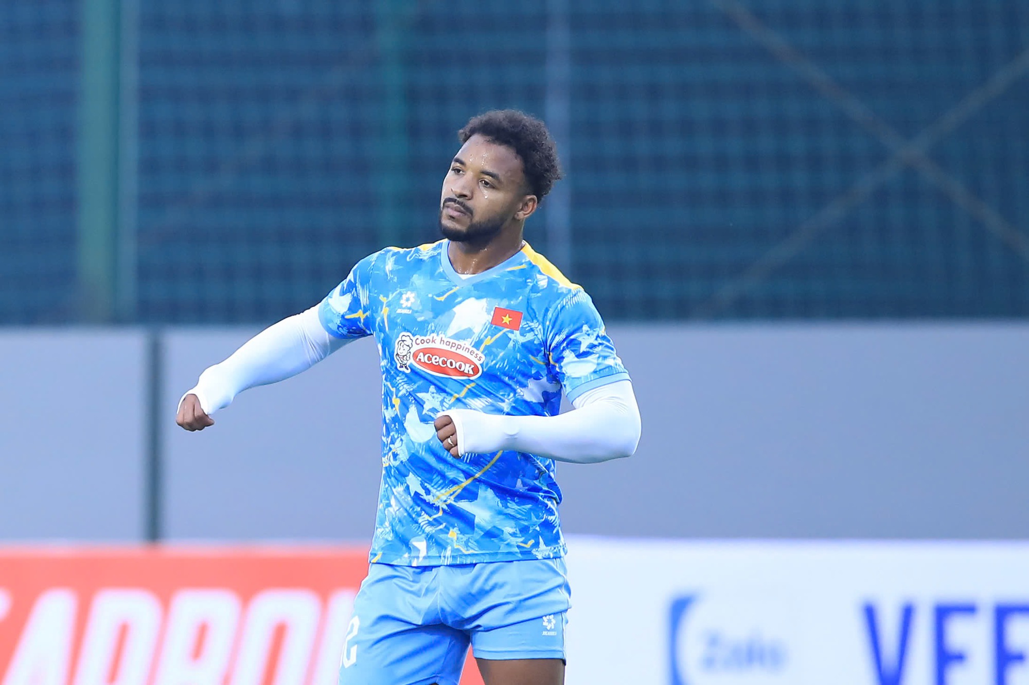 Xu&acirc;n Son chấn thương ngay buổi tập đầu ti&ecirc;n của ĐT Việt Nam- Ảnh 2.