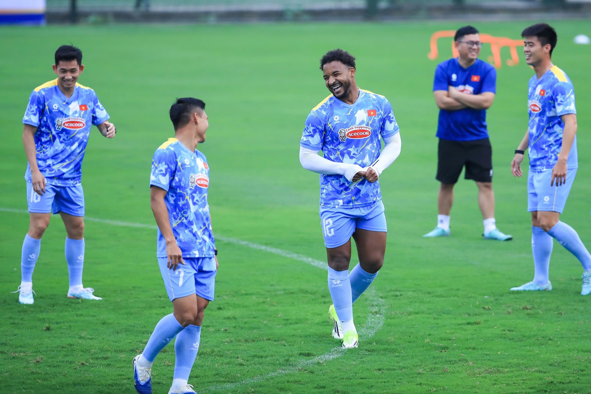 Xu&acirc;n Son chấn thương ngay buổi tập đầu ti&ecirc;n của ĐT Việt Nam- Ảnh 3.