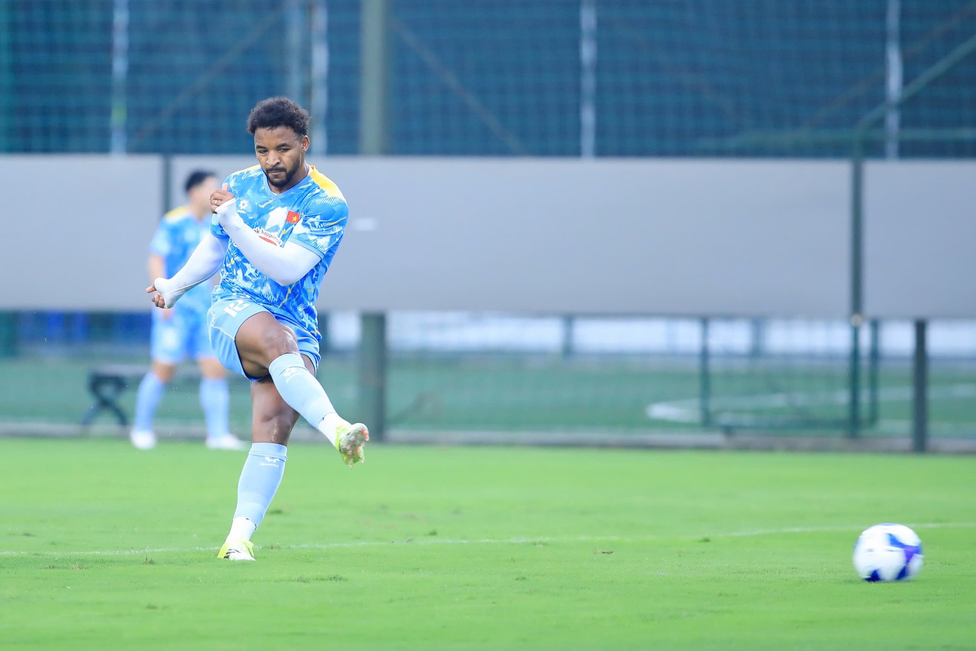 Xu&acirc;n Son chấn thương ngay buổi tập đầu ti&ecirc;n của ĐT Việt Nam- Ảnh 5.