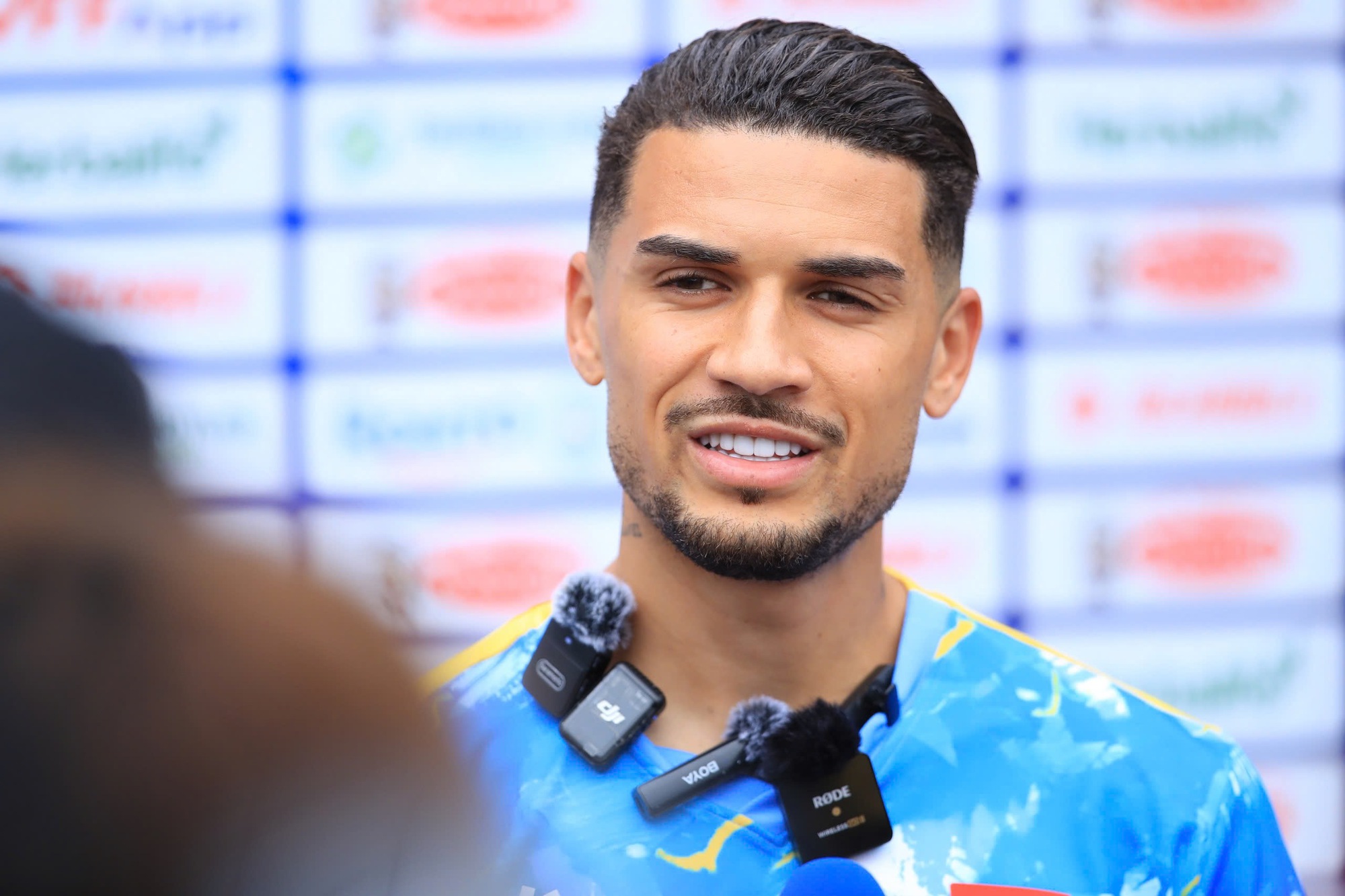 Lần đầu “ăn cơm tuyển Việt Nam”, Đỗ Hoàng Hên nói thật về HLV Kim Sang Sik, tiết lộ mối liên kết với Xuân Son- Ảnh 1. Lần đầu “ăn cơm tuyển Việt Nam”, Đỗ Hoàng Hên nói thật về HLV Kim Sang Sik, tiết lộ mối liên kết với Xuân Son- Ảnh 1.