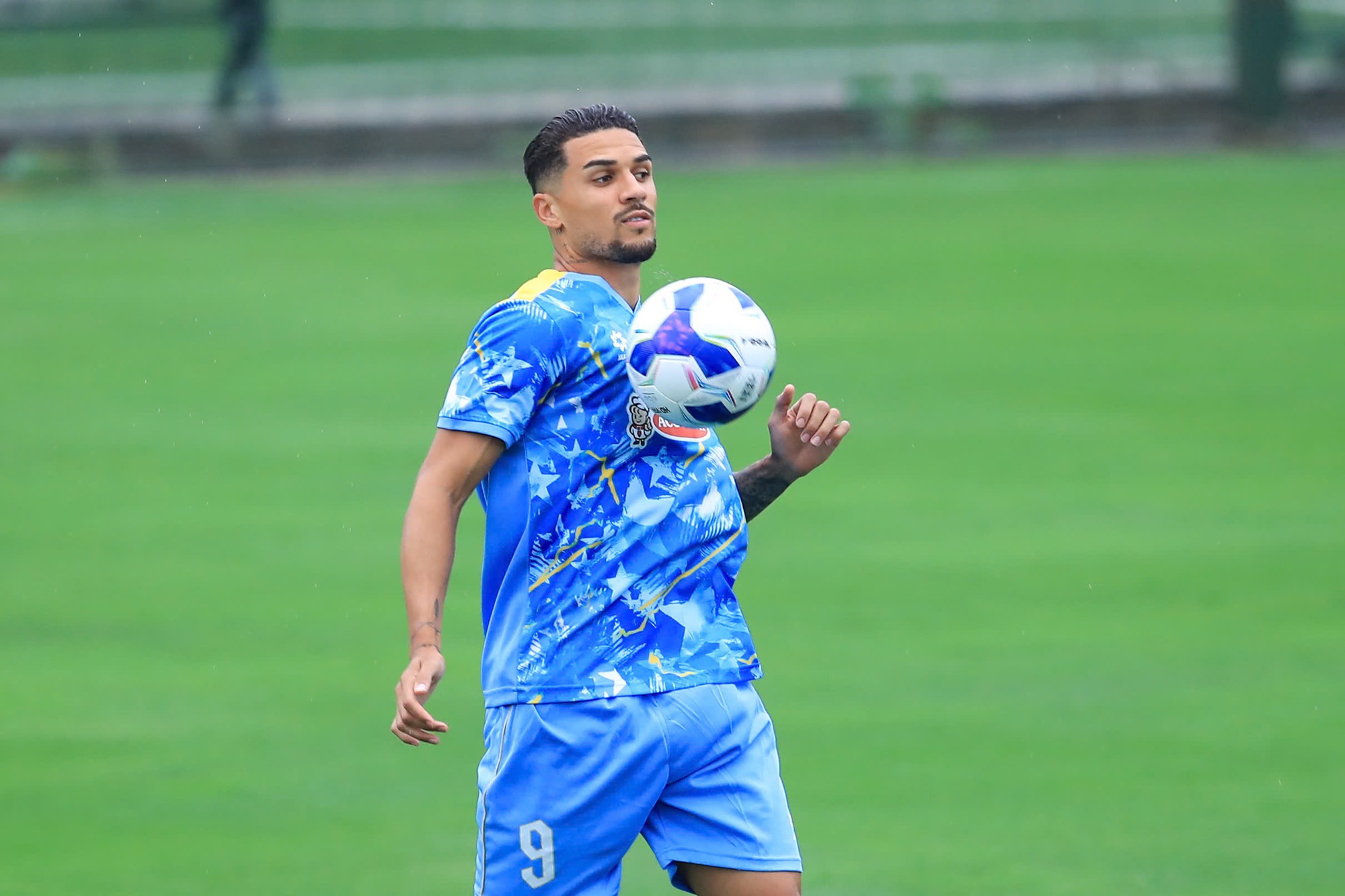 Lần đầu “ăn cơm tuyển Việt Nam”, Đỗ Hoàng Hên nói thật về HLV Kim Sang Sik, tiết lộ mối liên kết với Xuân Son- Ảnh 2. Lần đầu “ăn cơm tuyển Việt Nam”, Đỗ Hoàng Hên nói thật về HLV Kim Sang Sik, tiết lộ mối liên kết với Xuân Son- Ảnh 2.