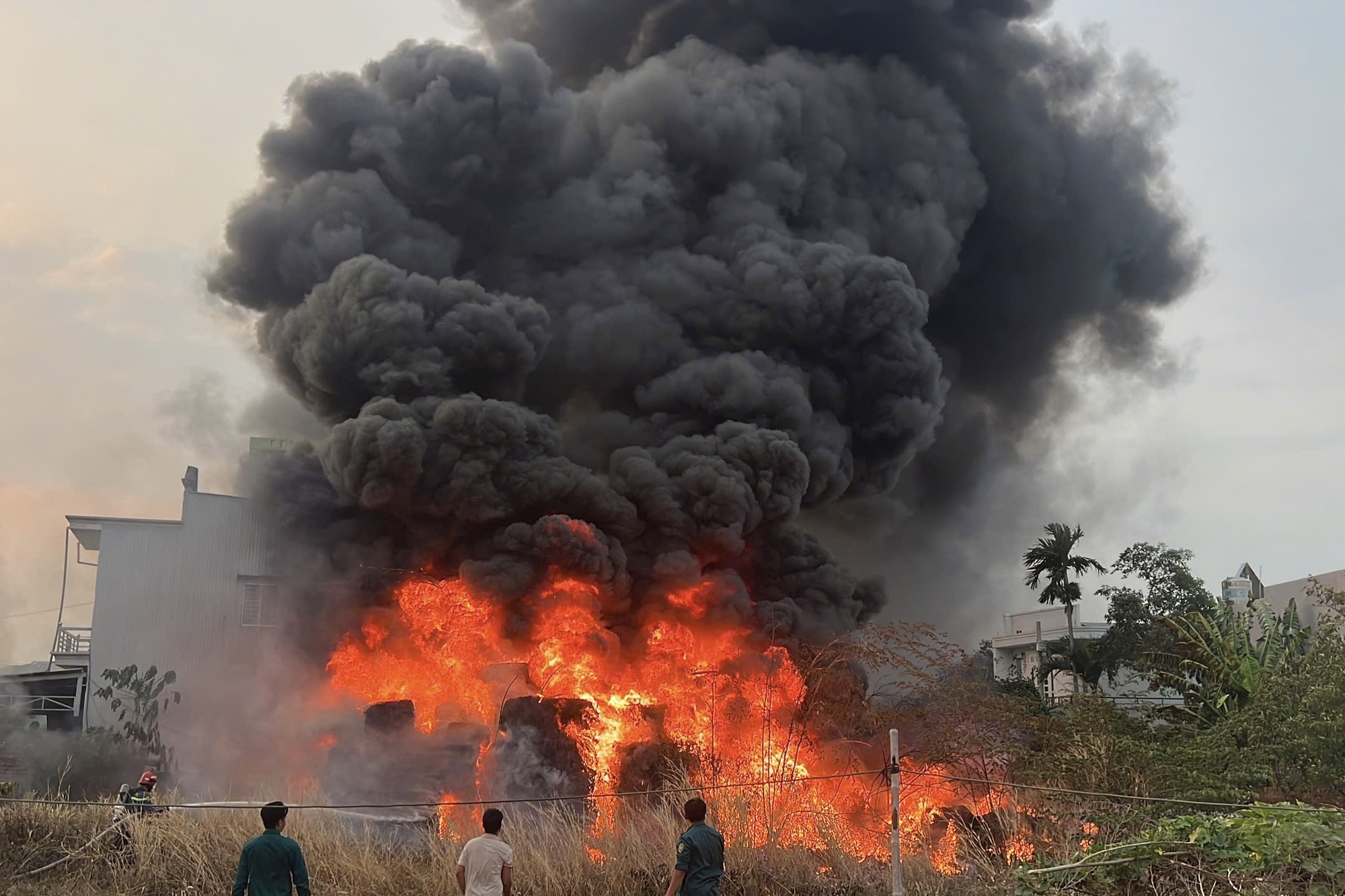 Ch&aacute;y lớn ở TPHCM, lửa đỏ rực một v&ugrave;ng- Ảnh 1.