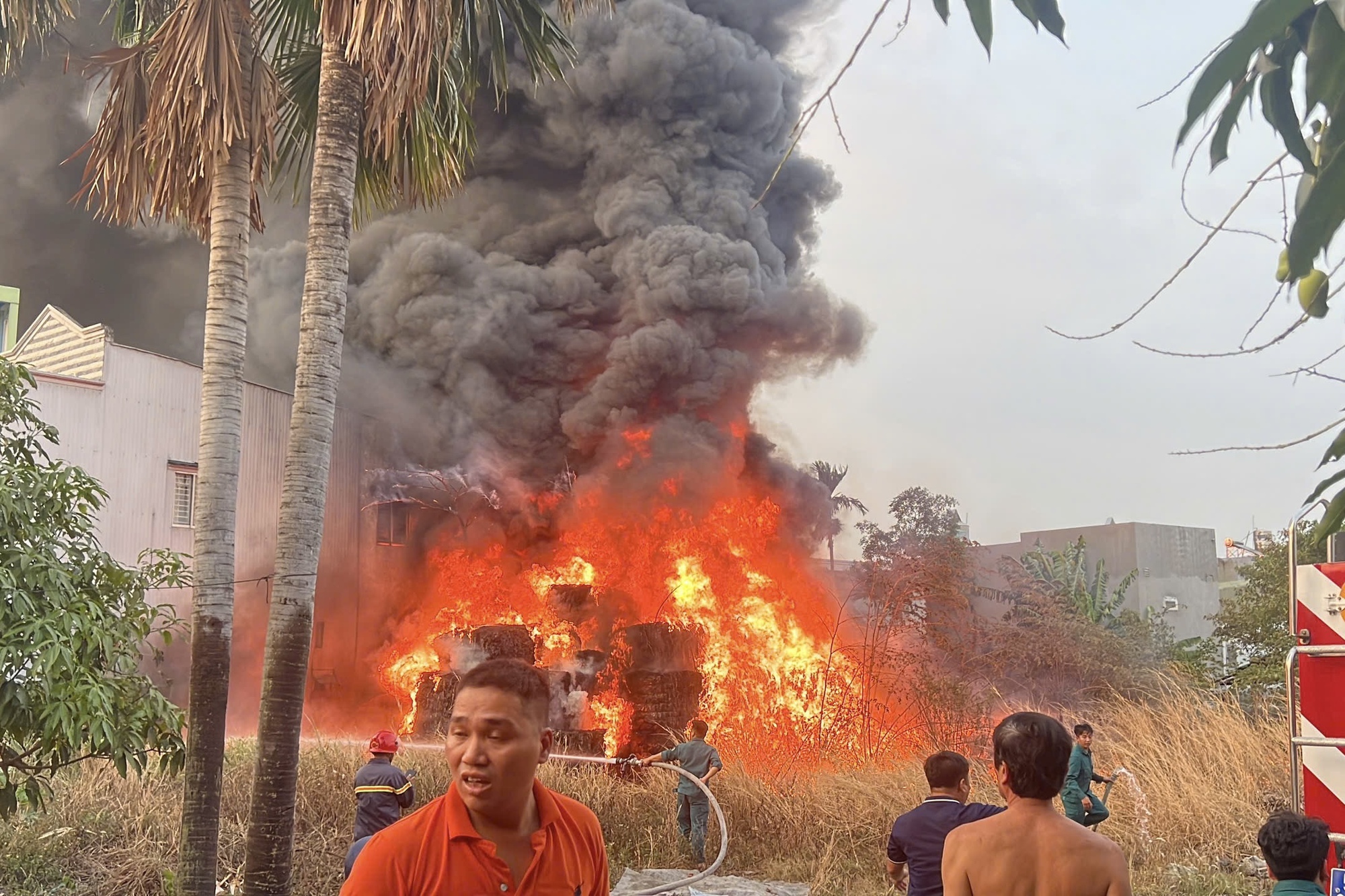 Ch&aacute;y lớn ở TPHCM, lửa đỏ rực một v&ugrave;ng- Ảnh 2.