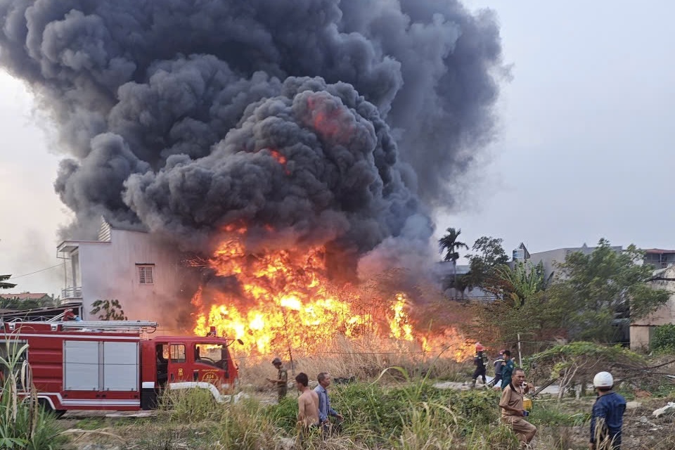 Ch&aacute;y lớn ở TPHCM, lửa đỏ rực một v&ugrave;ng- Ảnh 3.