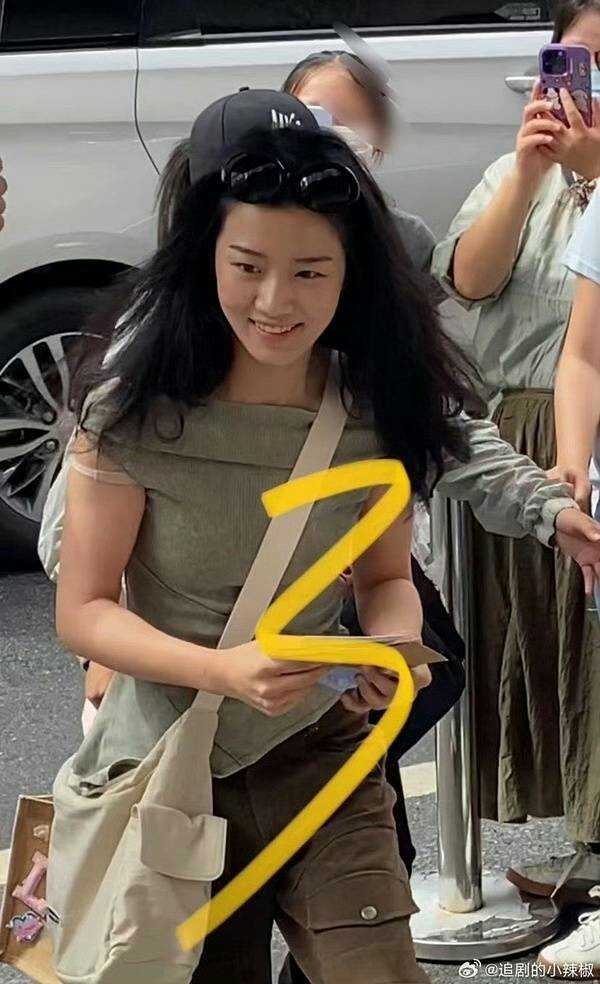 M&agrave;n lột x&aacute;c 180 độ chấn động Trung Quốc: Từ g&aacute;i qu&ecirc; k&eacute;m sang đến nữ thần sắc đẹp khiến 12 triệu người m&ecirc; đắm- Ảnh 5.