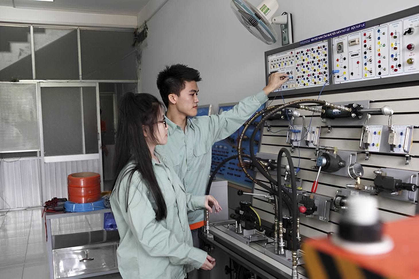 Ngành học không thể bị AI thay thế nhưng điểm chuẩn không quá cao, lương có thể chạm mốc 50 triệu/tháng- Ảnh 3. Ngành học không thể bị AI thay thế nhưng điểm chuẩn không quá cao, lương có thể chạm mốc 50 triệu/tháng- Ảnh 3.