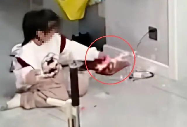 B&eacute; g&aacute;i bị bỏng khi chơi XẾP HẠT, mẹ xem lại camera vẫn hoảng: &ldquo;Đ&acirc;y đ&uacute;ng l&agrave; quả bom v&ocirc; h&igrave;nh&rdquo;- Ảnh 1.