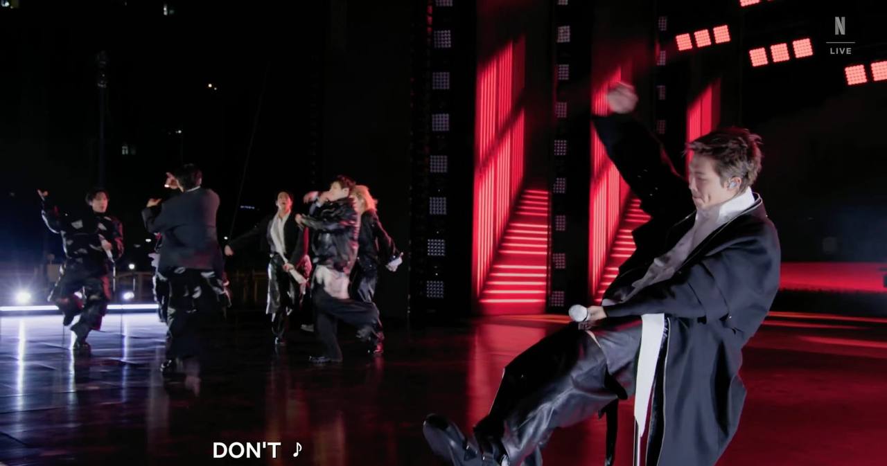 Cấp b&aacute;o từ concert comeback của BTS tối nay: Một th&agrave;nh vi&ecirc;n bị chấn thương b&oacute; bột ch&acirc;n, phải ngồi 1 chỗ biểu diễn- Ảnh 3.