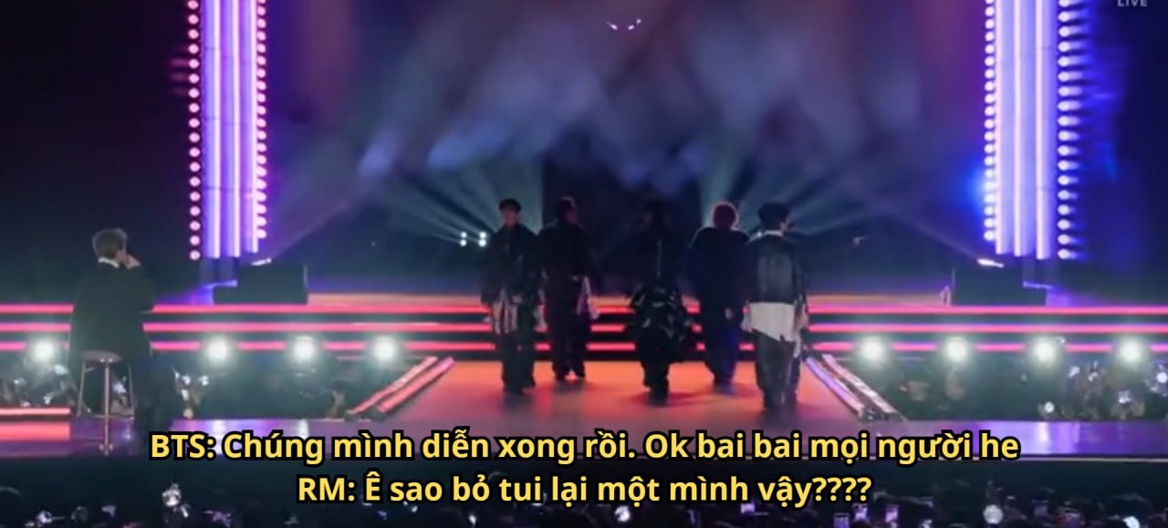 Trưởng nh&oacute;m BTS chấn thương ch&acirc;n, ngồi xe lăn bị "bỏ rơi" tr&ecirc;n s&acirc;n khấu- Ảnh 5.