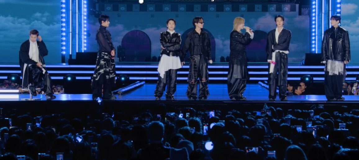 Trưởng nh&oacute;m BTS chấn thương ch&acirc;n, ngồi xe lăn bị "bỏ rơi" tr&ecirc;n s&acirc;n khấu- Ảnh 3.