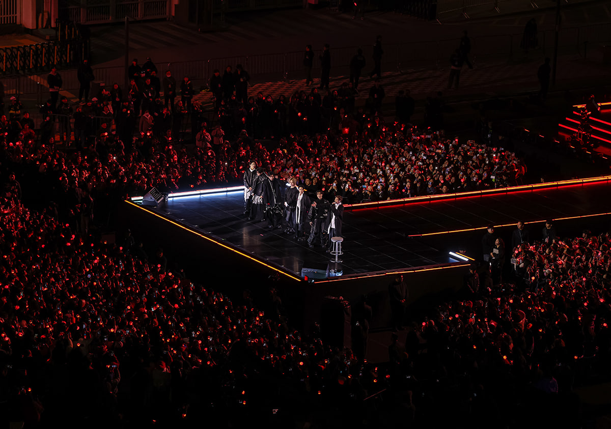 Trưởng nh&oacute;m BTS chấn thương ch&acirc;n, ngồi xe lăn bị "bỏ rơi" tr&ecirc;n s&acirc;n khấu- Ảnh 2.