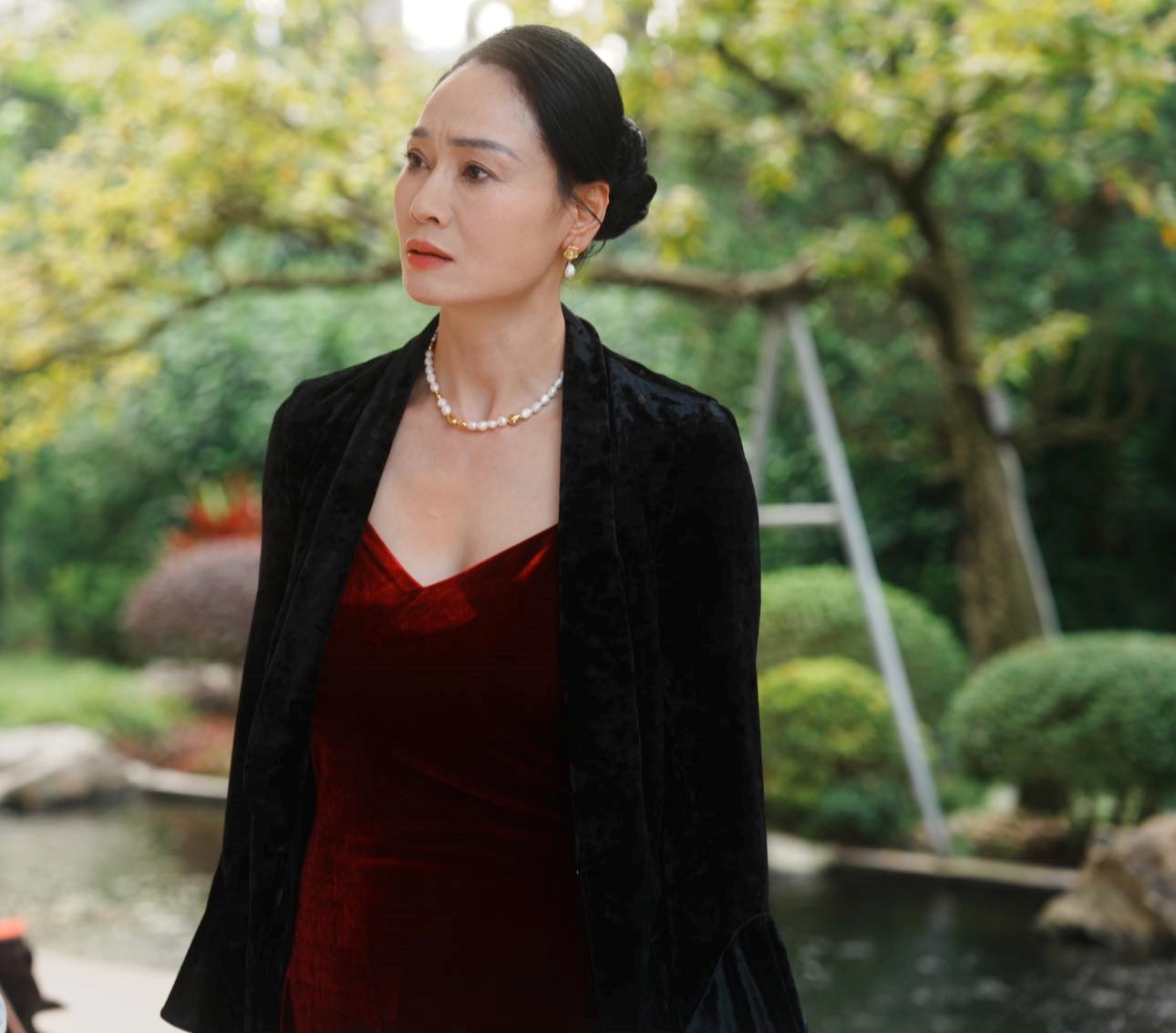 NSƯT l&agrave; ngoại lệ của Vbiz: 49 tuổi vẫn trẻ đẹp kh&ocirc;ng thể tả, body mướt mượt ăn đứt g&aacute;i 18- Ảnh 1.