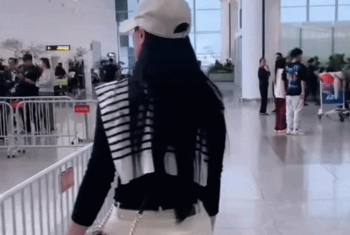 NSƯT l&agrave; ngoại lệ của Vbiz: 49 tuổi vẫn trẻ đẹp kh&ocirc;ng thể tả, body mướt mượt ăn đứt g&aacute;i 18- Ảnh 3.