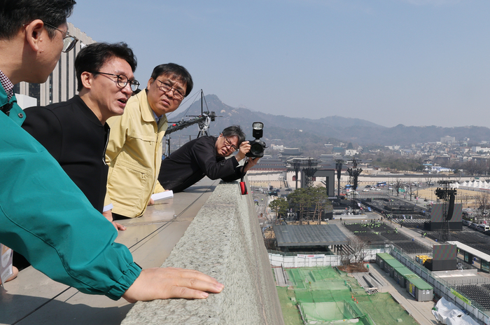 Trước giờ G concert miễn phí của BTS: Thủ tướng Hàn Quốc đích thân thị sát, hàng chục nghìn fan đổ bộ- Ảnh 2. Trước giờ G concert miễn phí của BTS: Thủ tướng Hàn Quốc đích thân thị sát, hàng chục nghìn fan đổ bộ- Ảnh 2.