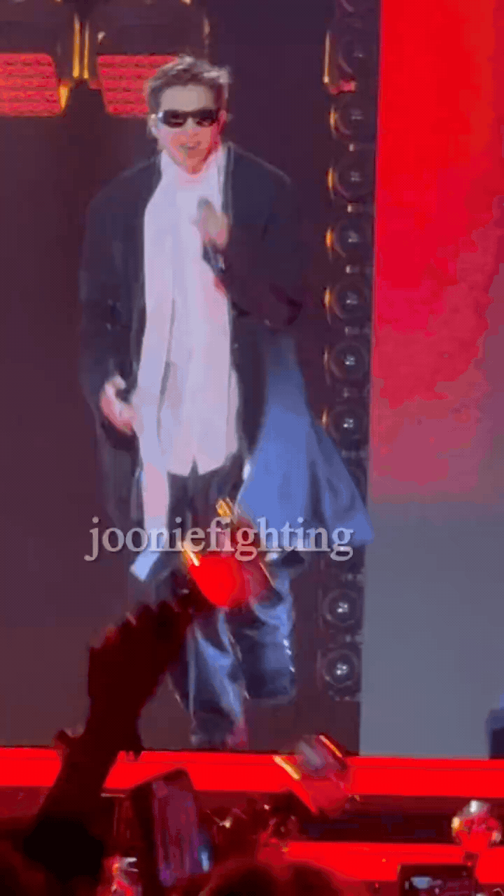 Trưởng nh&oacute;m BTS chấn thương ch&acirc;n, ngồi xe lăn bị "bỏ rơi" tr&ecirc;n s&acirc;n khấu- Ảnh 4.