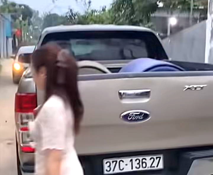 Đỗ &ocirc; t&ocirc; b&aacute;n tải chắn ng&otilde;, chủ xe 37C-136.27 thản nhi&ecirc;n ngồi hi&ecirc;n nh&agrave; mặc kệ- Ảnh 1.