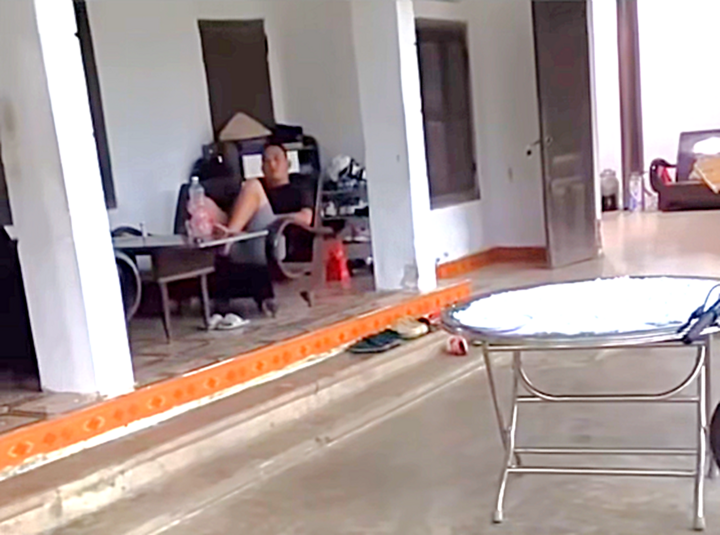 Đỗ &ocirc; t&ocirc; b&aacute;n tải chắn ng&otilde;, chủ xe 37C-136.27 thản nhi&ecirc;n ngồi hi&ecirc;n nh&agrave; mặc kệ- Ảnh 2.