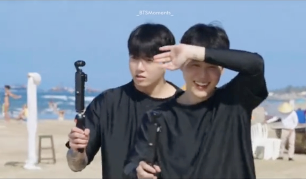 BTS "gặp sự cố" khi tắm biển Việt Nam- Ảnh 1.